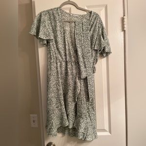 Summer dress perfect for day time or going out.